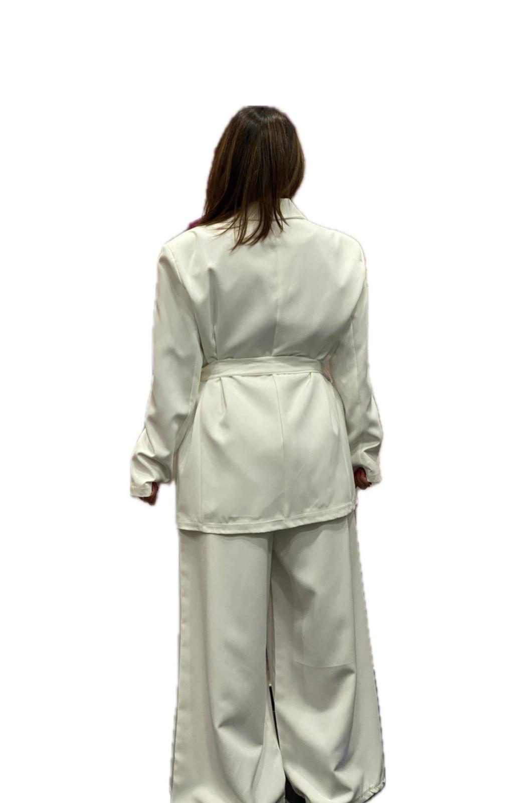 Tailleur giacca con cintura e pantalone palazzo